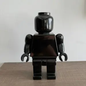 Escultura de LEGO en mármol