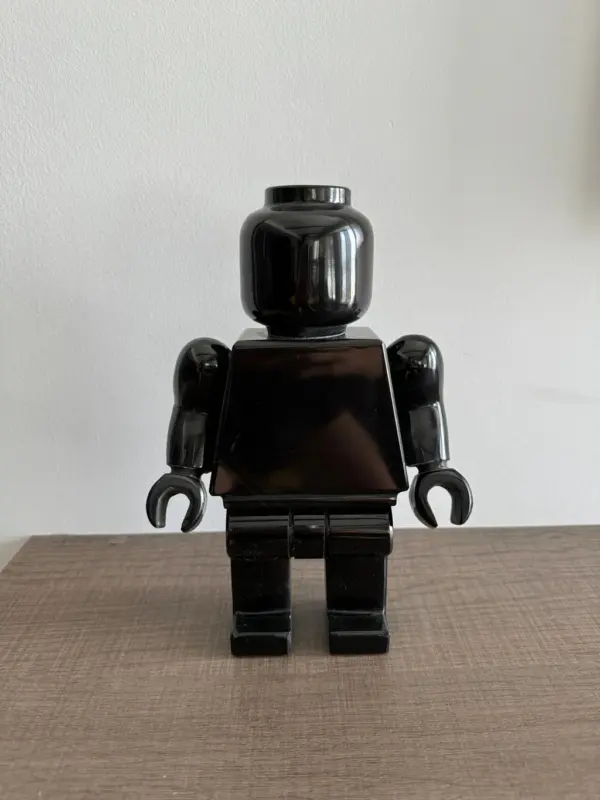 Escultura de LEGO en mármol